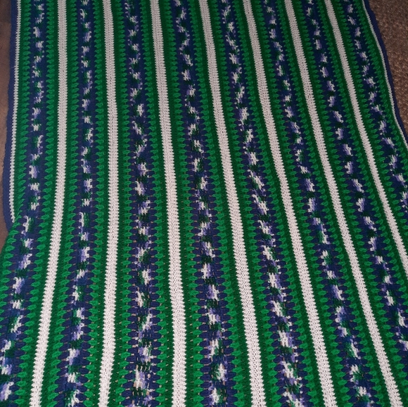 Hand crotchet throw blanket - Picture 8 of 8